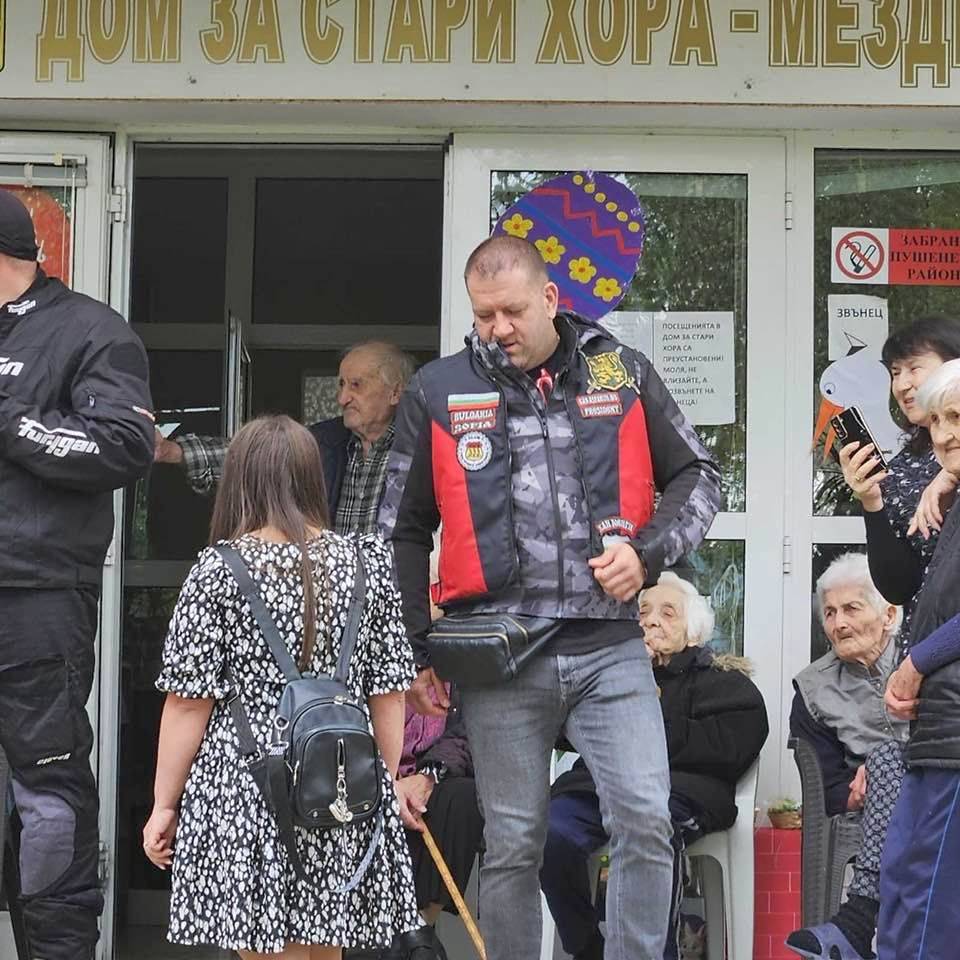 Мотористи зарадваха с подаръци деца и младежи с увреждания и възрастни хора в Мездра